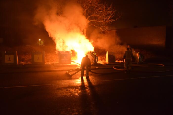 Brand in meerdere papiercontainers