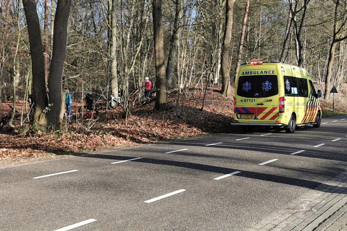 Mountainbiker slaat over de kop