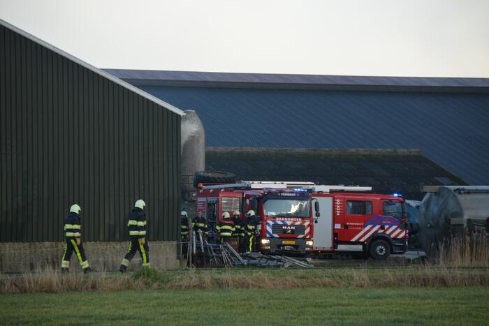 Grote brand in loods met stro-opslag