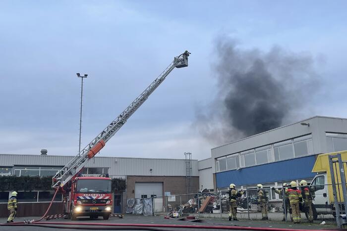 Dikke rookwolken bij brand in bedrijfspand