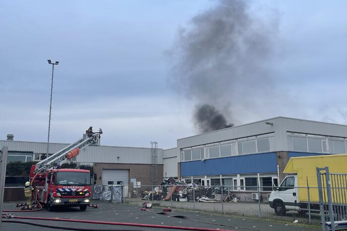 Dikke rookwolken bij brand in bedrijfspand