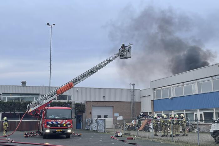 Dikke rookwolken bij brand in bedrijfspand