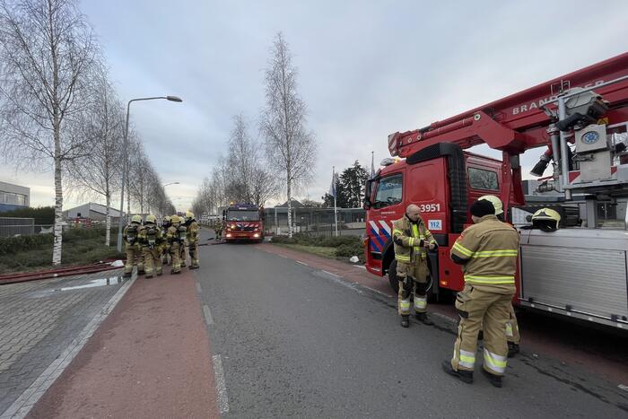 Dikke rookwolken bij brand in bedrijfspand