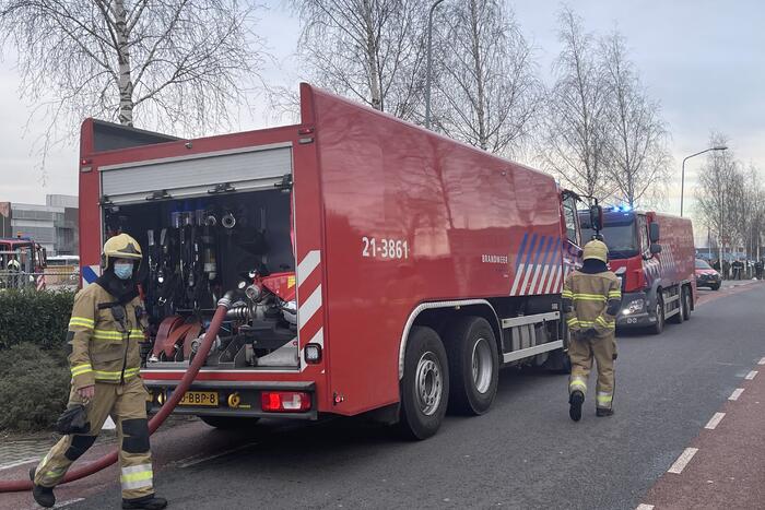 Dikke rookwolken bij brand in bedrijfspand