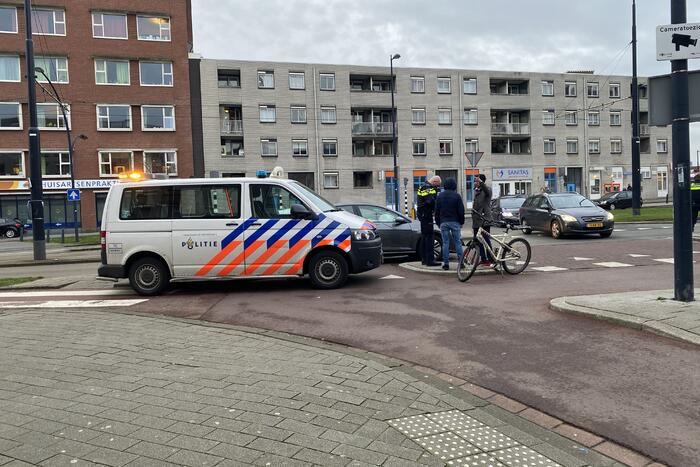 Auto botst frontaal op verkeerspaal