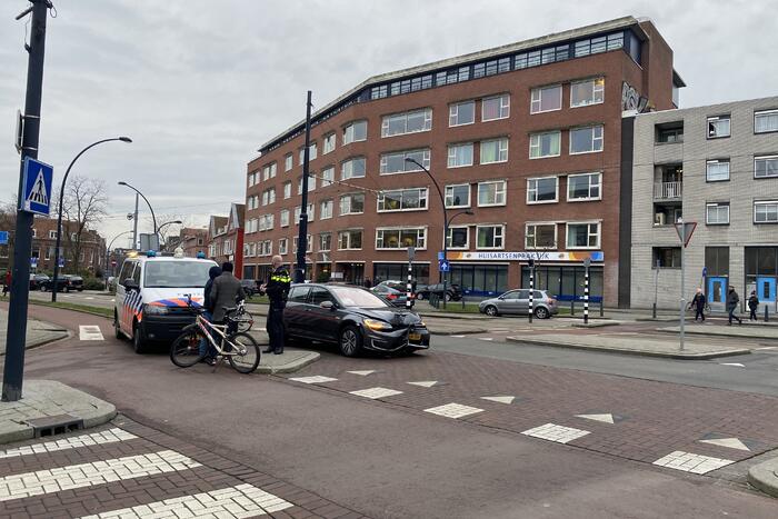 Auto botst frontaal op verkeerspaal