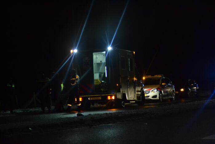 Auto raakt van de weg door gladheid