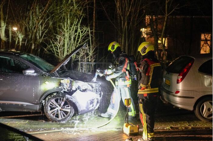 Geparkeerde auto vat vlam