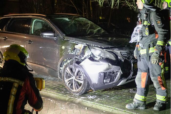 Geparkeerde auto vat vlam