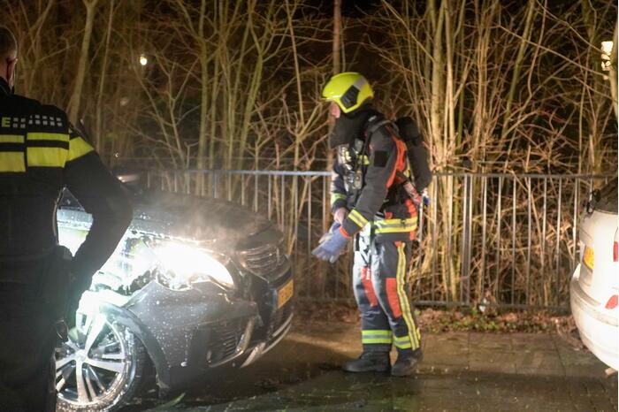 Geparkeerde auto vat vlam