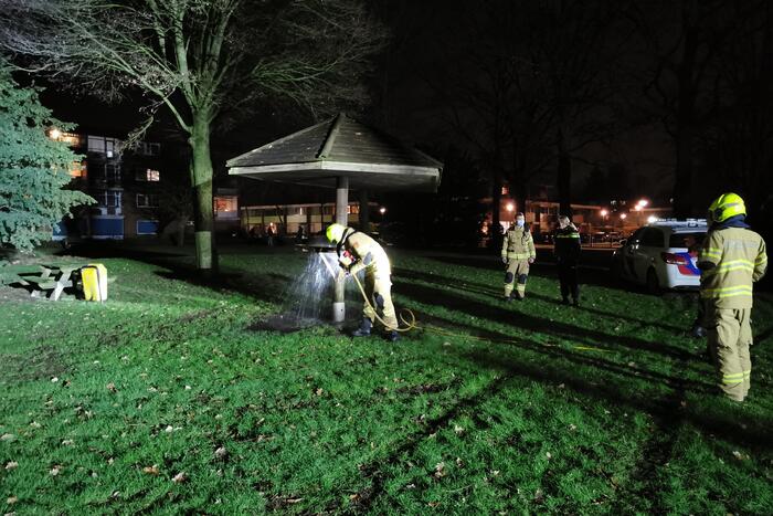 Houten tafel in brand