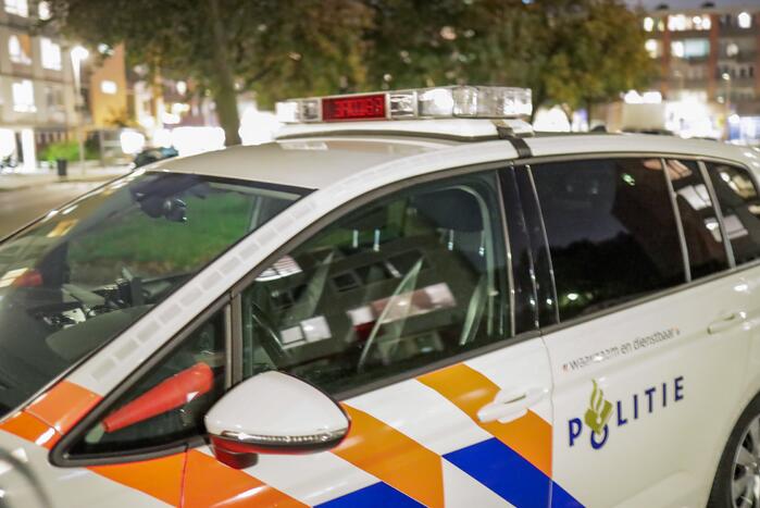 Vuurwerk naar politie gegooid