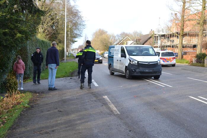 Bestelbus botst op aanhanger