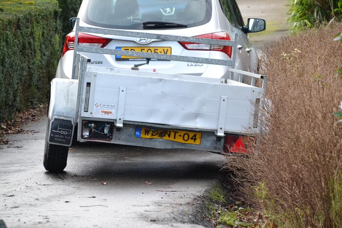 Bestelbus botst op aanhanger