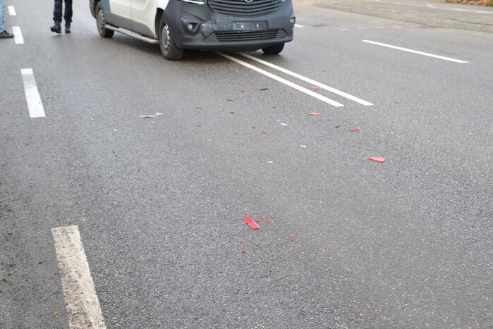 Bestelbus botst op aanhanger