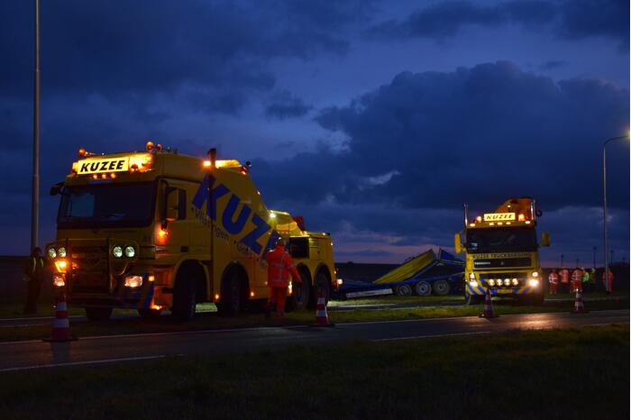 Vrachtwagen rijdt sloot in en verliest lading