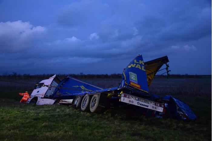Vrachtwagen rijdt sloot in en verliest lading