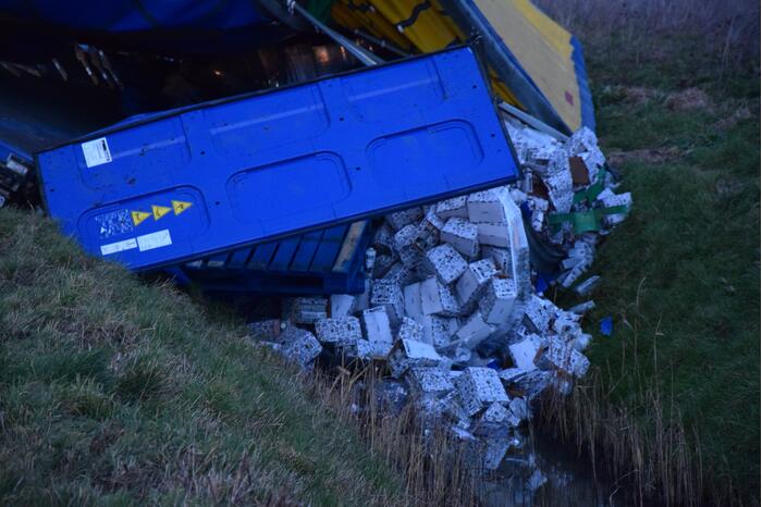Vrachtwagen rijdt sloot in en verliest lading