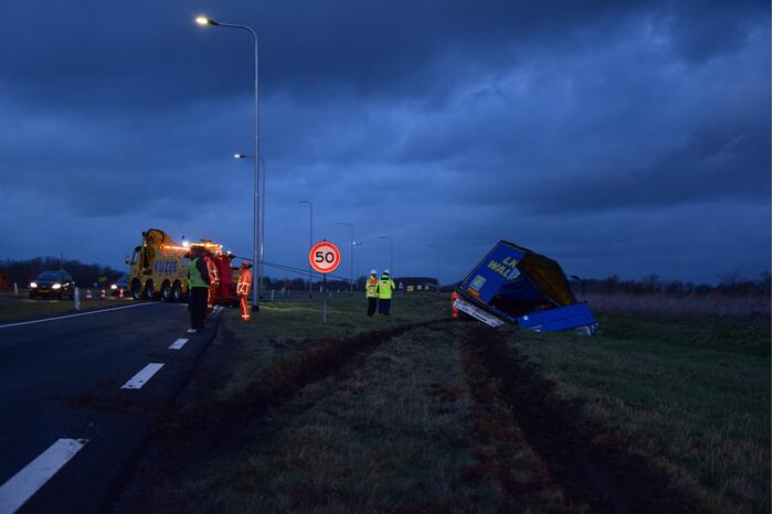 Vrachtwagen rijdt sloot in en verliest lading