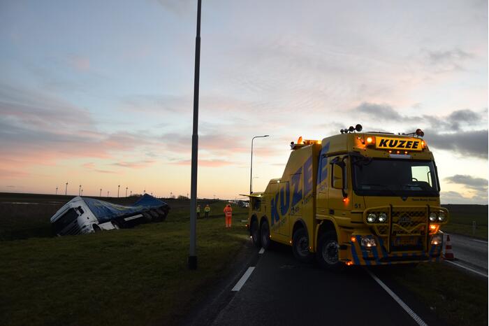Vrachtwagen rijdt sloot in en verliest lading