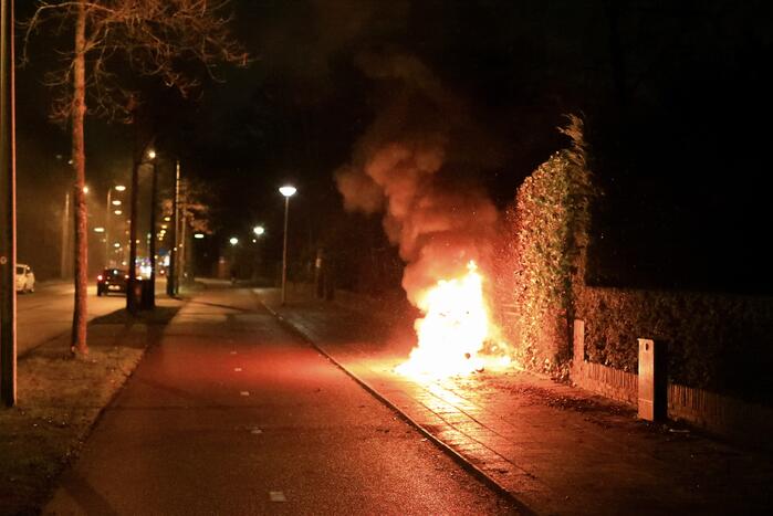 Bezorgscooter De Beren gaat in vlammen op