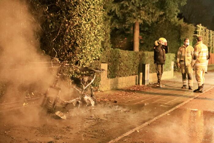 Bezorgscooter De Beren gaat in vlammen op