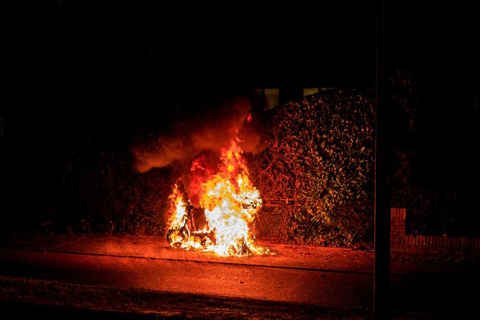 Bezorgscooter De Beren gaat in vlammen op