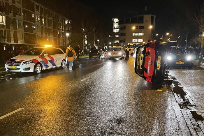 Relschoppers gooien auto op kant bij ongeregeldheden