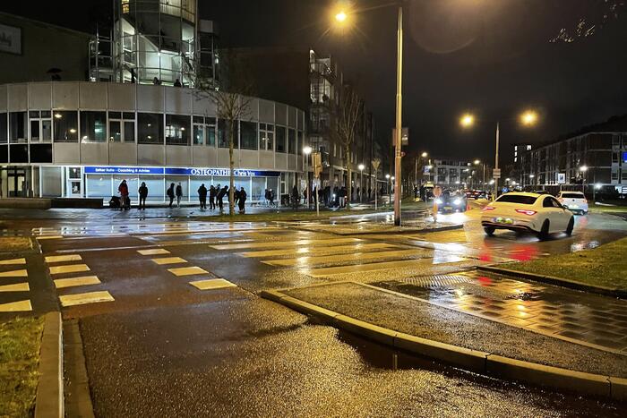 Relschoppers gooien auto op kant bij ongeregeldheden