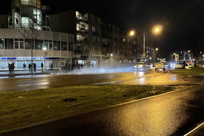 Relschoppers gooien auto op kant bij ongeregeldheden