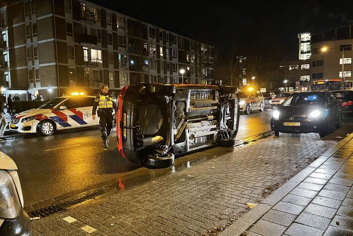 Relschoppers gooien auto op kant bij ongeregeldheden