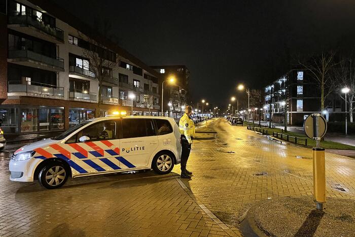Relschoppers gooien auto op kant bij ongeregeldheden