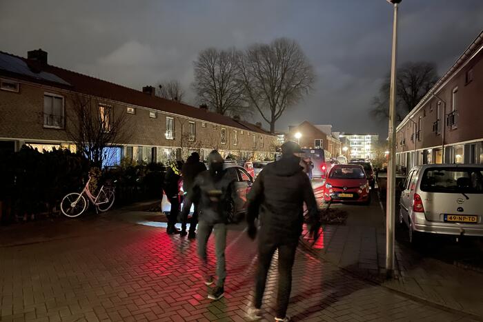 Relschoppers gooien auto op kant bij ongeregeldheden