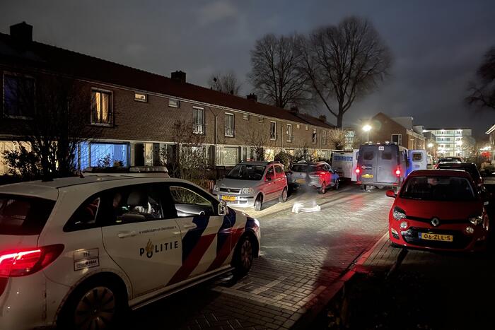 Relschoppers gooien auto op kant bij ongeregeldheden