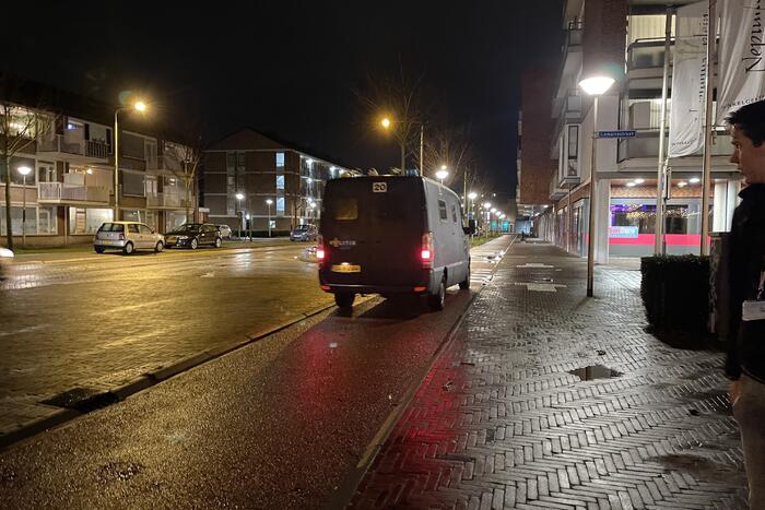 Relschoppers gooien auto op kant bij ongeregeldheden