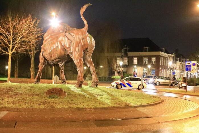 Relschoppers gooien auto op kant bij ongeregeldheden