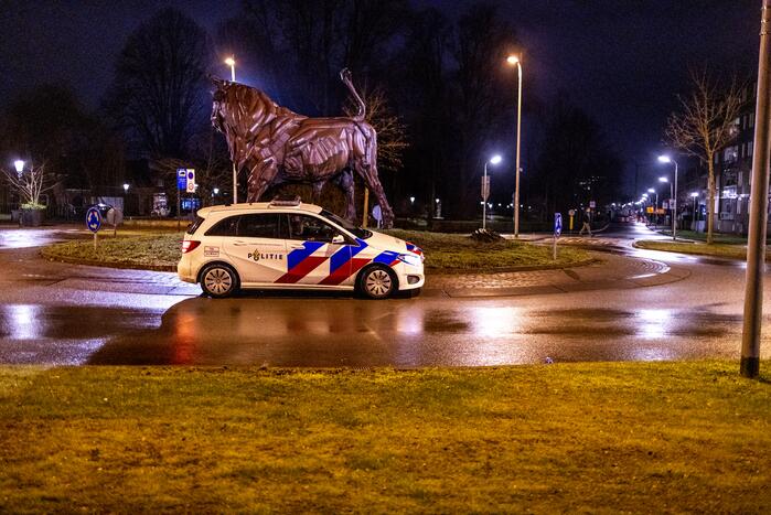 Relschoppers gooien auto op kant bij ongeregeldheden