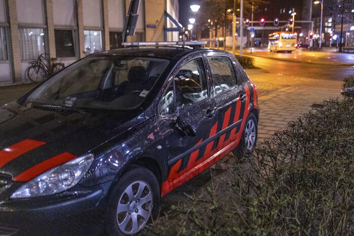 Relschoppers gooien auto op kant bij ongeregeldheden