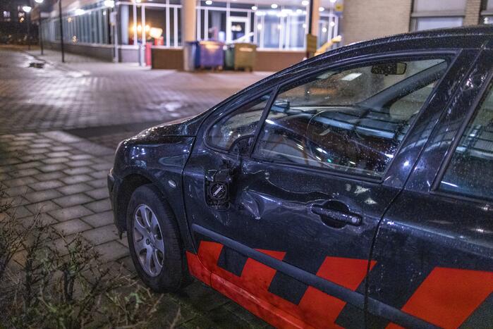 Relschoppers gooien auto op kant bij ongeregeldheden