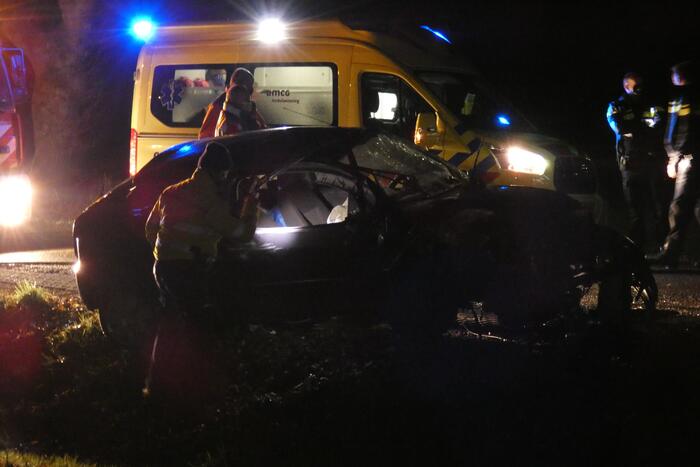 Auto klapt hard tegen boom