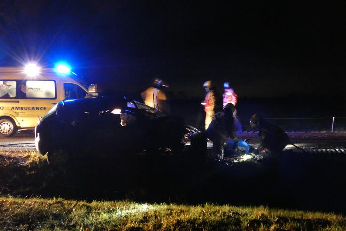 Auto klapt hard tegen boom