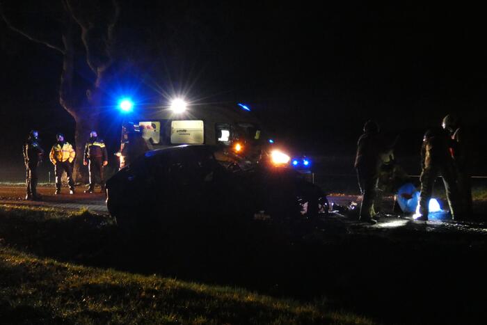 Auto klapt hard tegen boom