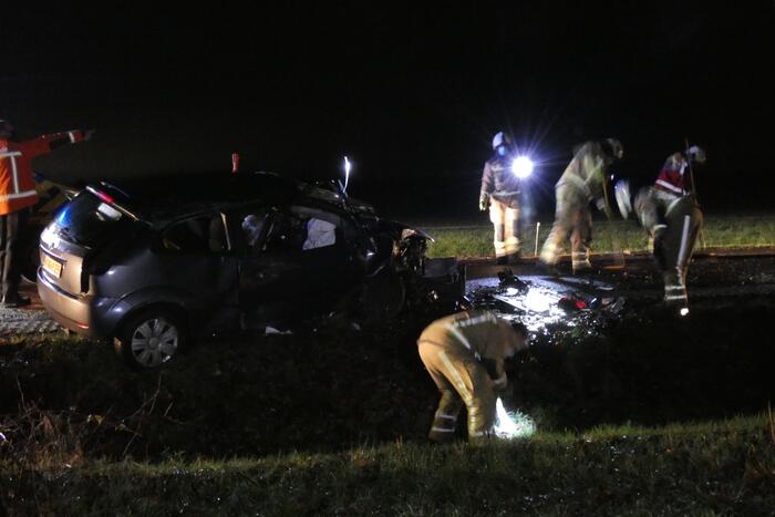 Auto klapt hard tegen boom