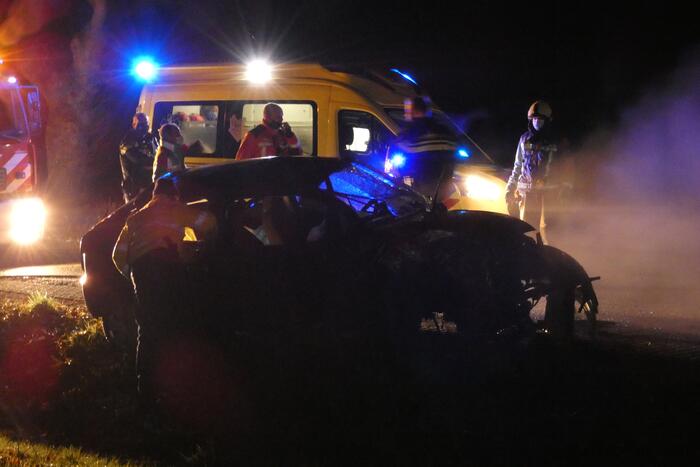 Auto klapt hard tegen boom