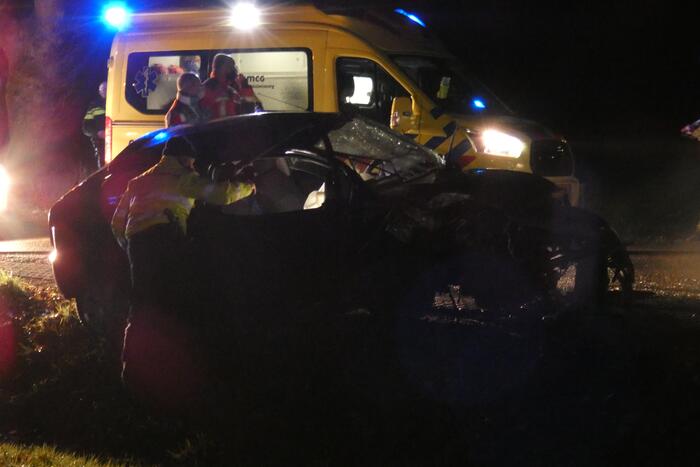 Auto klapt hard tegen boom