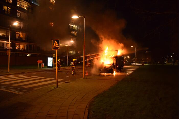 Bestelbus volledig uitgebrand