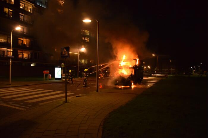 Bestelbus volledig uitgebrand
