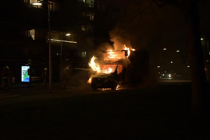 Bestelbus volledig uitgebrand