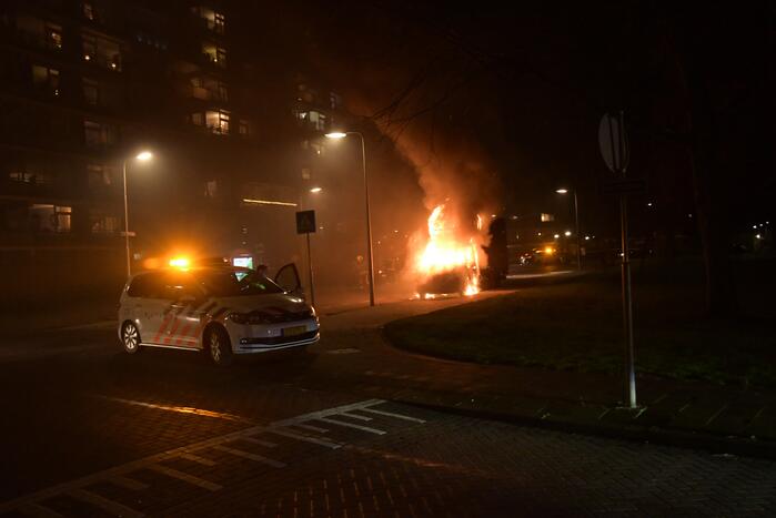 Bestelbus volledig uitgebrand