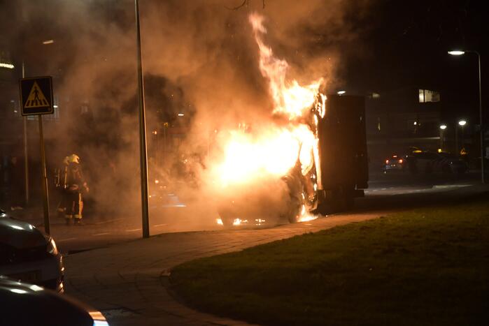 Bestelbus volledig uitgebrand
